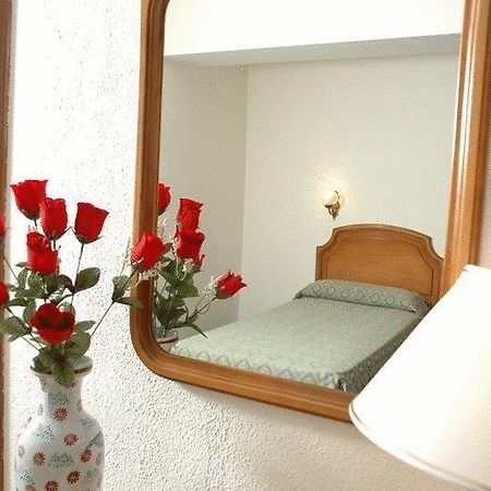 Senorial Hotel Madrid Room photo