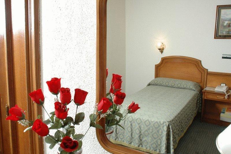 Senorial Hotel Madrid Room photo